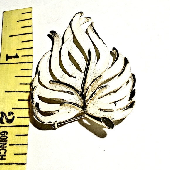 Vintage 1960 cream enamel gold fern brooch - Picture 9 of 10